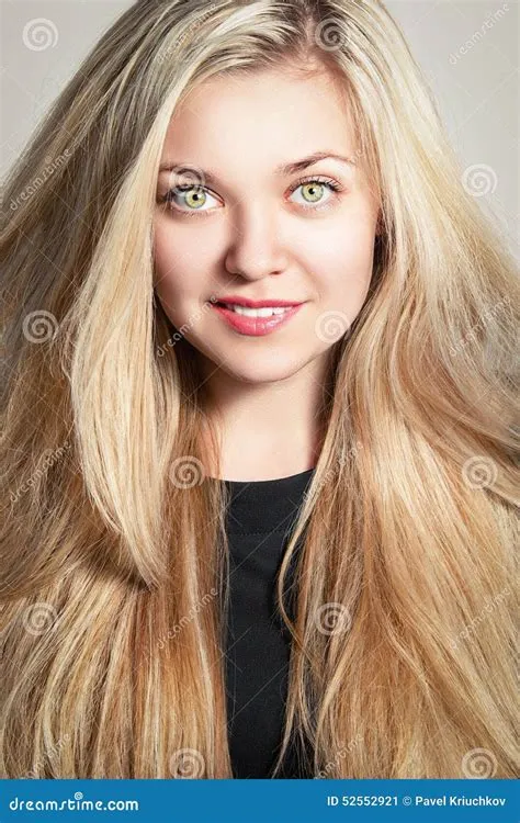 Verticale De Mode D'une Belle Fille Blonde Image stock - Image du ...