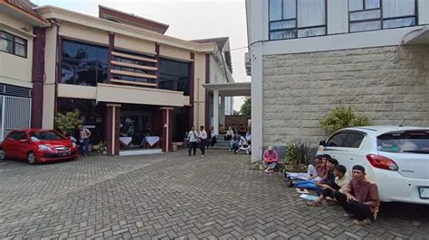 Pelayanan Pendaftaran PPDB SMKN 3 Jember Lamban, Warga: Ini Membuang ...