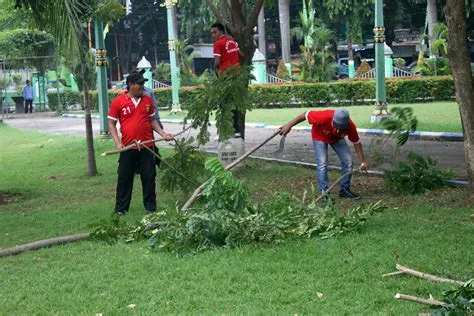 10 Orang Tahanan Rutan Bersih - Bersih Alun - Alun Bangil - WartaBromo