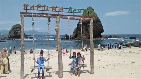 Hamparan Pasir Putih dan Tujuh Batu Karang di Pantai Papuma Jember ...