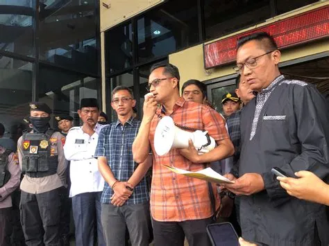 DPRD Jember Penuhi 9 Tuntutan Mahasiswa: Tak ada Meja, Punggung pun ...