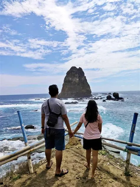 Hamparan Pasir Putih dan Tujuh Batu Karang di Pantai Papuma Jember ...