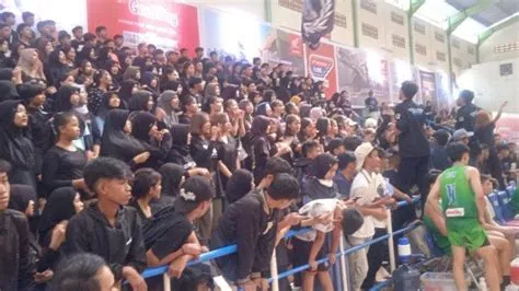 Suporter SMPN 2 Jember Hitamkan GOR Garuda di Honda DBL with Kopi Good ...