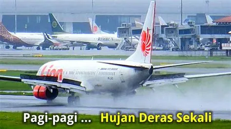 Hujan Pagi-pagi .. Pesawat Basah Saat Take Off Dan Landing - YouTube