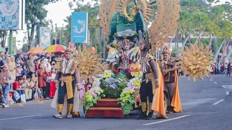 Kalaborasi Parade Budaya Jember-Jembrana Pikat Ribuan Penonton, dari ...