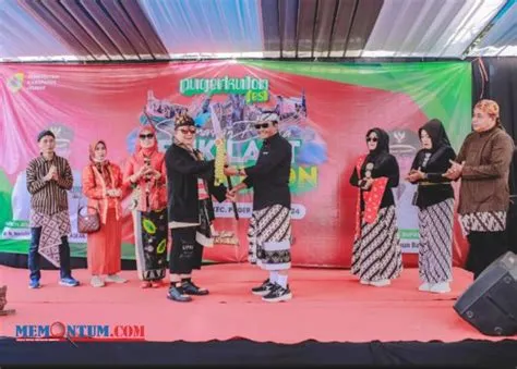 Pakai Baju Adat Jawa, Bupati Jember Ikuti Prosesi Kirab Budaya Desa ...