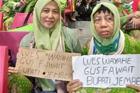 Mak-Mak Pamer Poster Dukung Gus Fawait Jadi Bupati Jember Saat Harlah ...