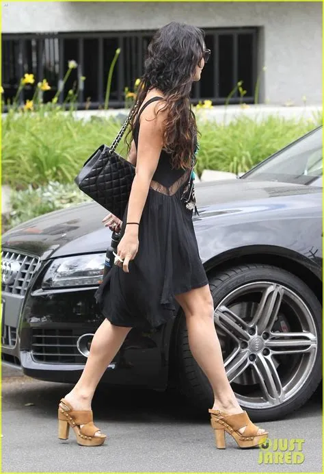 Vanessa Hudgens: Psychic Store Shopper - Vanessa Hudgens Photo ...