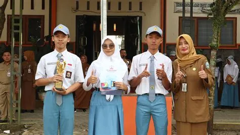 Upacara Bendera Rutin SMKN 8 Jember Sekaligus Penyerahan Hadiah Lomba ...