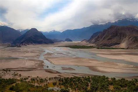 Gurun Yang Dingin Dan Sungai Indus Di Pegunungan Salju Di Lembah Skardu ...