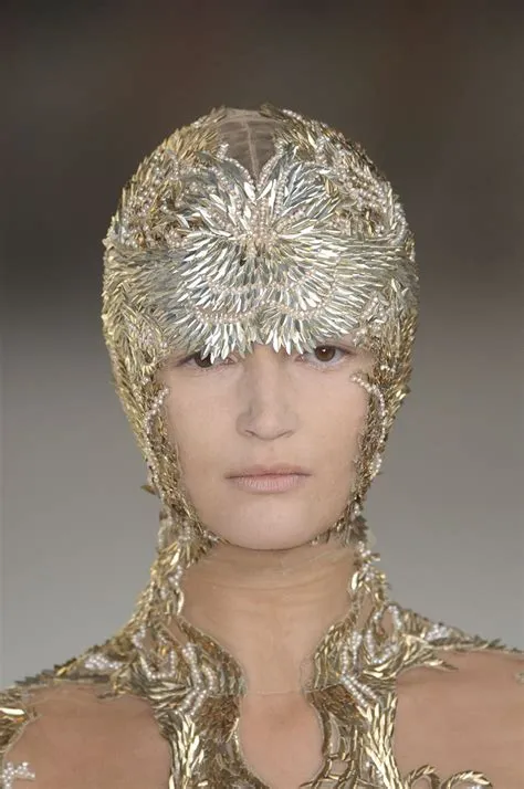 Alexander McQueen | Fashion week spring, Mcqueen, Alexander mcqueen