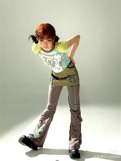 Art reference pose | Poses de modelagem, Poses femininas, Poses