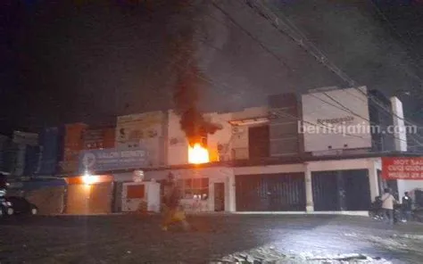 Cafe 888 di Jalan Karimata Jember Terbakar