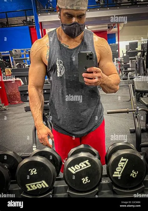 Gym selfie hi-res stock photography and images - Alamy