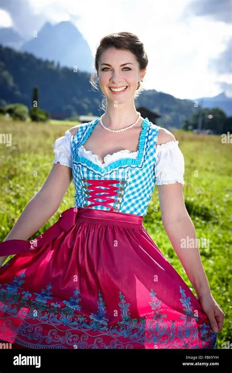 Junge Frau im Dirndl, Natur, Wiese Stockfotografie - Alamy