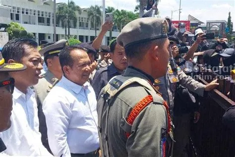 Temui Demonstran Antitambak, Bupati Jember Teriak Salam Pergerakan