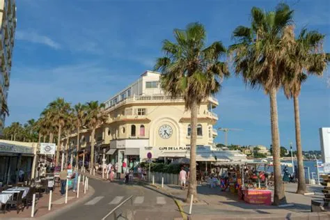 580+ Juan Les Pins Foto Foto Foto Stok, Potret, & Gambar Bebas Royalti ...