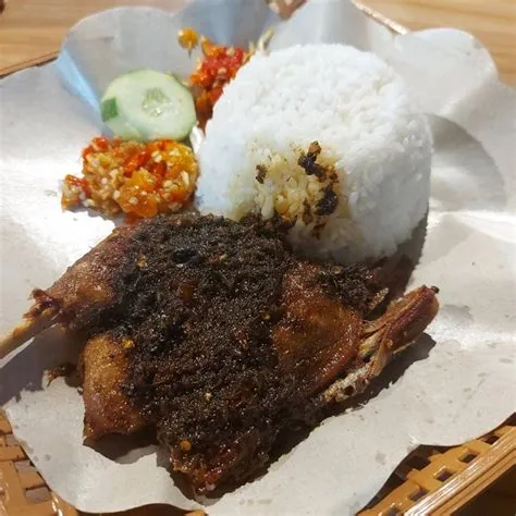 Renyah dan Gurih Pol! Bebek Goreng Madura Sambal Carok ala Tretan ...