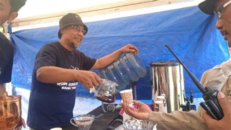 24 Barista Kopi 'Adu Mekanik' Acara Jember Coffee Moment 2022 - Surya.co.id