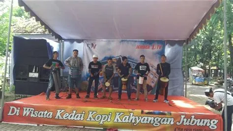 PERKUSI BALADA ORANG PEDALAMAN - GREBEK KAMPUNG JEMBER 1 TV [PENTAS ...