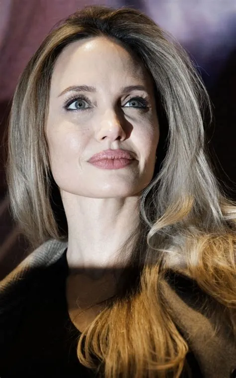 de E em Angelina Jolie | Beleza