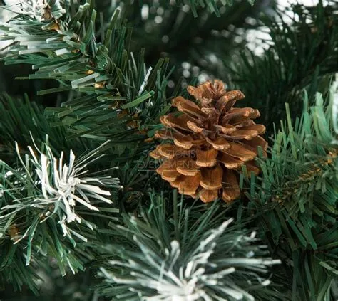 Sapin artificiel avec pommes de pin