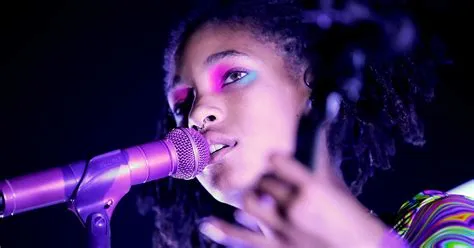 Willow Smith shaves her head on stage during punk rock performance of ...