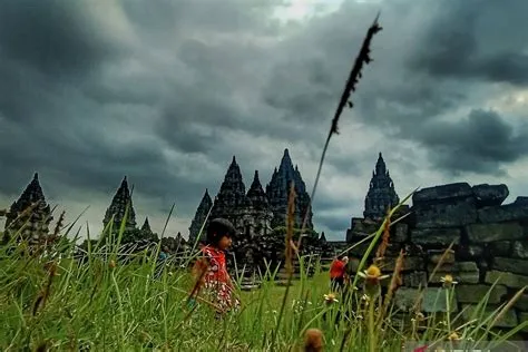 Prakiraan cuaca hari ini, hujan guyur mayoritas wilayah Indonesia ...