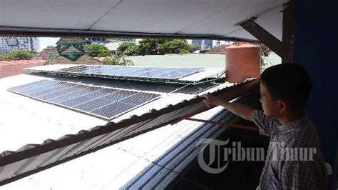 SMPN 6 Makassar Jadi Percontohan Penerapan PLTS - Tribun-timur.com