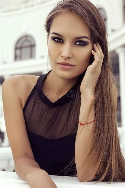 Schöne Sexy Frau Mit Dem Luxuriösen Langen Haar Im Eleganten Schwarzen ...