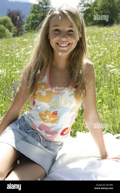 Flower meadow, adolescent, girl, happy, Printemps, temps de loisirs ...