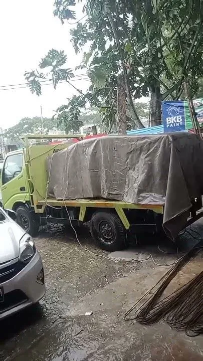 saat hujan gede - YouTube