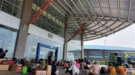 H-2 Lebaran, Terminal Pulo Gebang Masih Dipadati Pemudik