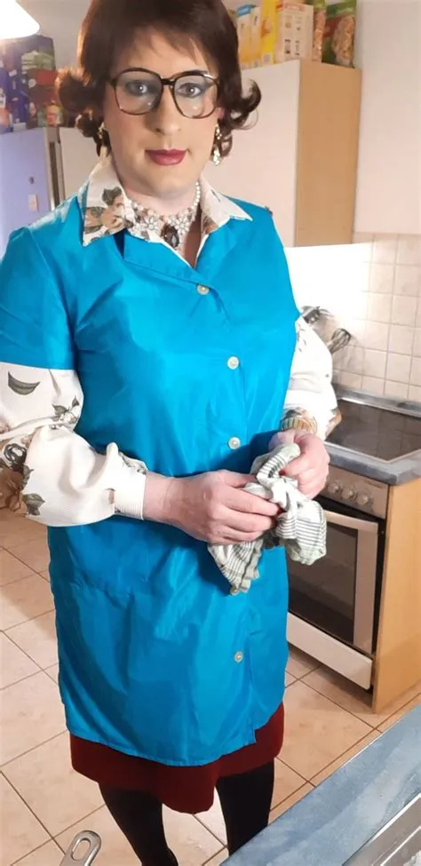 von Jacky Durand auf belle femme | Kittelschürze, Frau, Schürze