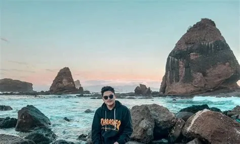 Potret Indahnya Lokasi Wisata Pantai Watu Ulo Terletak Di Sumberrejo ...
