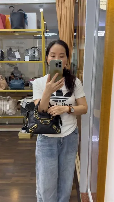 BRANDED MANIA STC ( senayan trade center ) Seberang sen- ci Lantai 1 ...