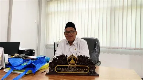 Kisah Prof Hepni, Dulu Loper Koran, Kini Rektor UIN KHAS Jember - Tugu ...