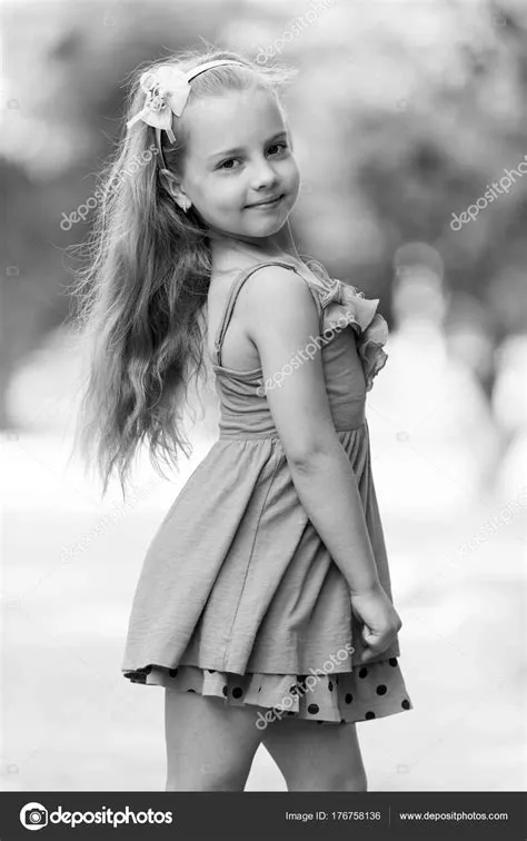 Petite fille avec visage souriant en robe bleue extérieure image libre ...
