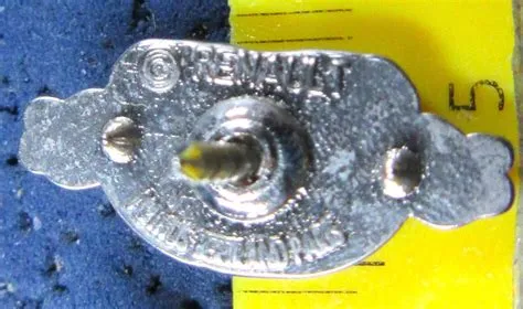 RENAULT UR-ALT AUTO LOGO GEPRÄGT PIN MIT SECURITY-CLIP KLEIN (Gebraucht ...