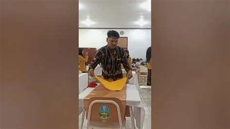 PRAKTIK TABLE SET UP SMK 3 JEMBER - YouTube