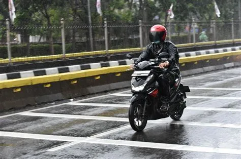 Hujan, Cerdas Dan Waspada Berkendara Roda Dua | Wahana Honda