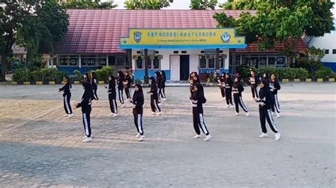 Senam Meraih Bintang SMPN 6 KAYUAGUNG - YouTube
