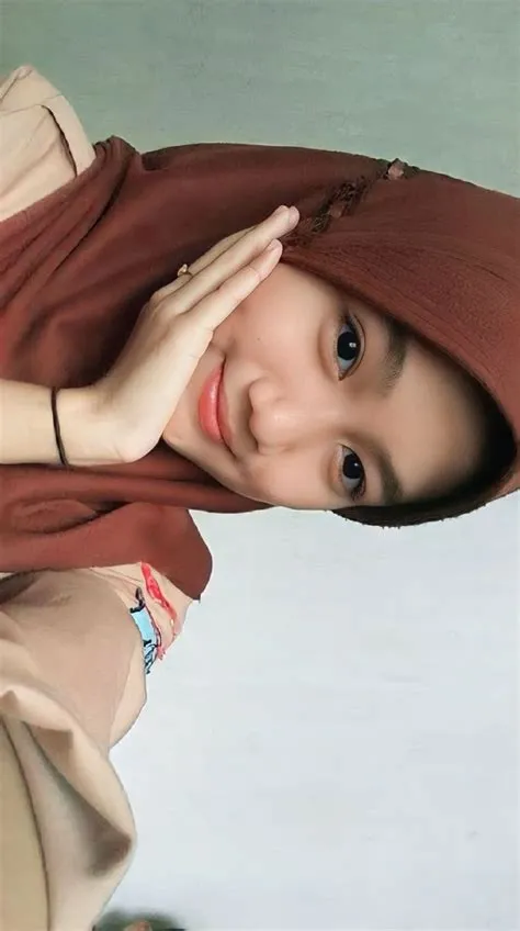 by Rara on cewe cantik make baju pramuka | Model poses photography ...