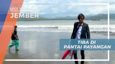 Keindahan Bukit-bukit Tepi Laut di Pantai Payangan Jember