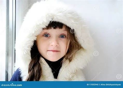 Petite Fille Adorable Dans Le Capot Blanc De Fourrure Photo stock ...