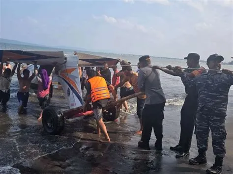Pesawat Latih Mendarat Darurat di Pantai Wilayah Muncar Banyuwangi ...