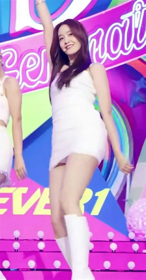 oleh Arkom Thaicharoen di Collage Item Pins