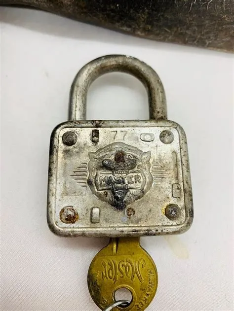 Vintage Lion Head Master Lock with Keys