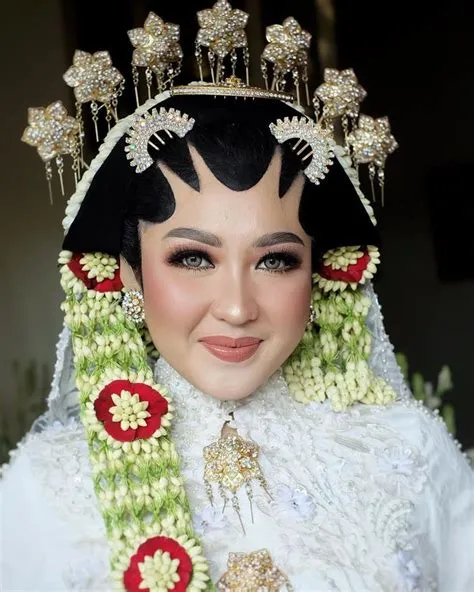 by Rodiyatun Khotijah on Bride Attire | Pengantin adat jawa hijab ...