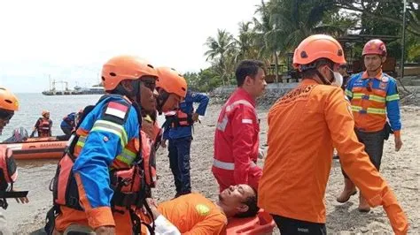 Basarnas Simulasi Penyelamatan Kapal Terbakar di Laut, Latihan ...